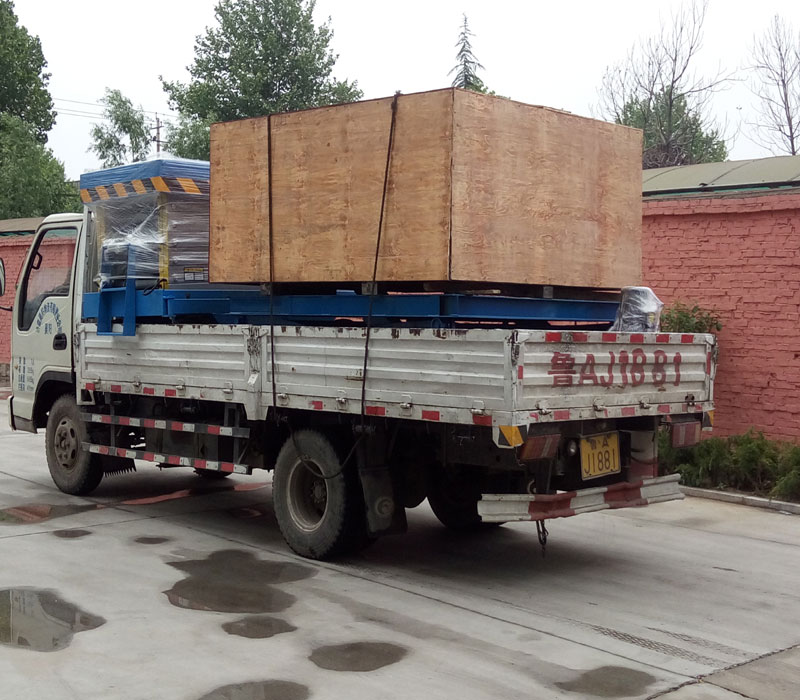 移动式升降平台、剪叉式升降平台、旋转舞台转盘运往青岛港