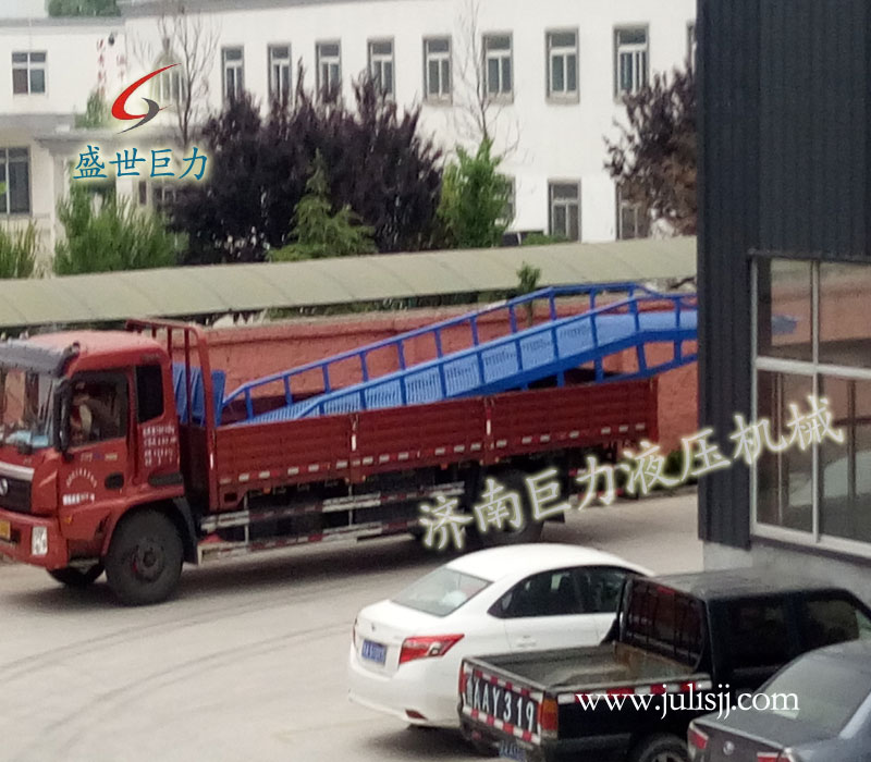 移动式液压登车桥发货中
